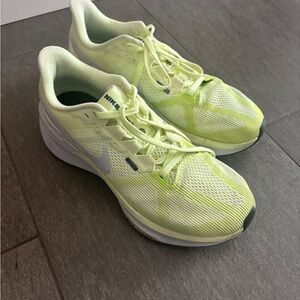 Nike Green Athletic Shoes with Modern Cushioning